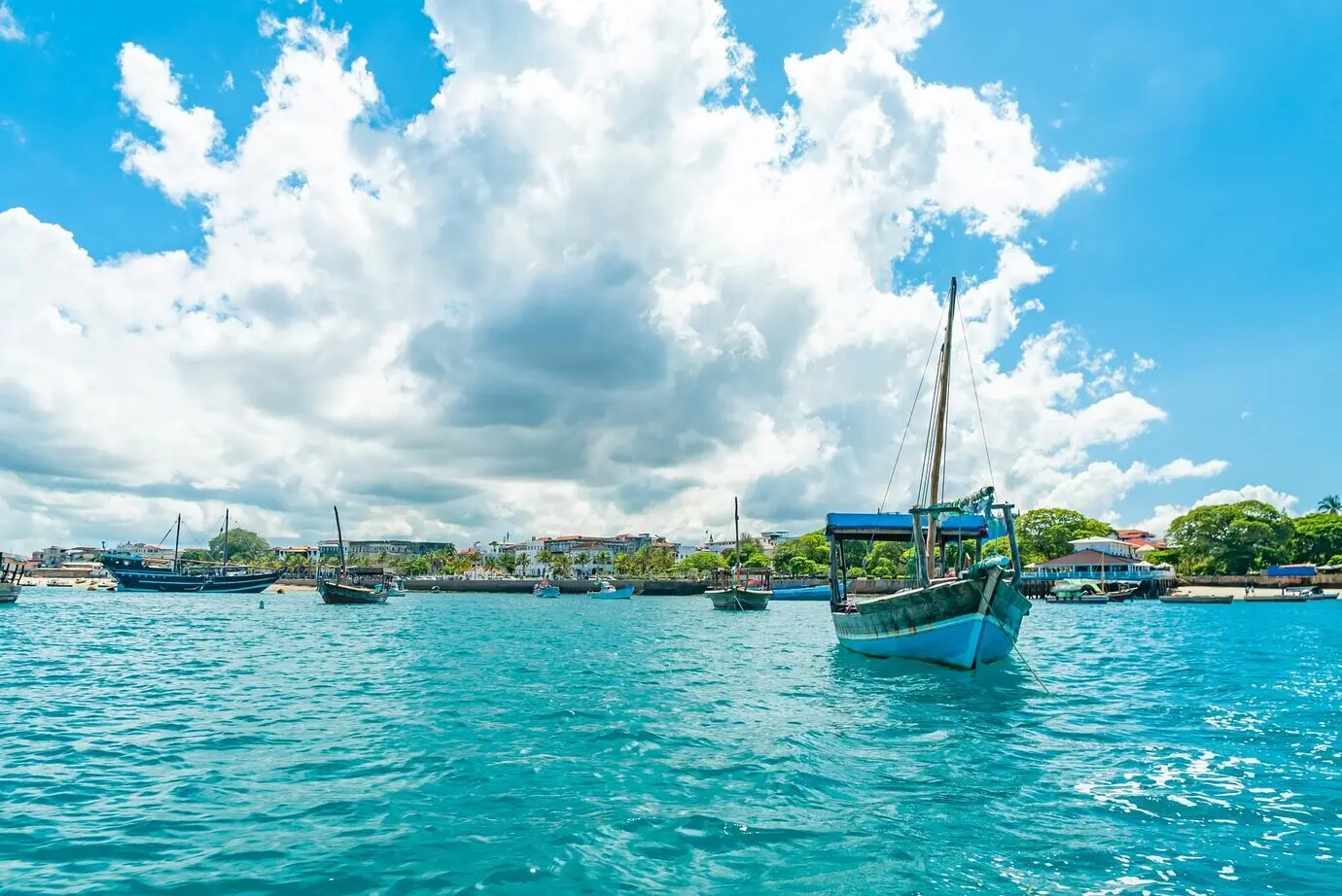 Stone Town, Sansibar – 22. Dezember 2021: Boote in einem Hafen von Stone Town, Sansibar, Tansania.