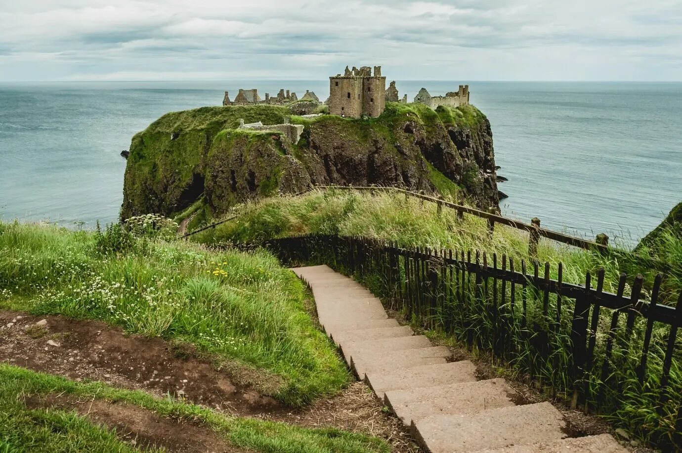 Bild von Betontreppen vor dem Dunnottar Castle in Stonehaven, Vereinigtes Königreich.