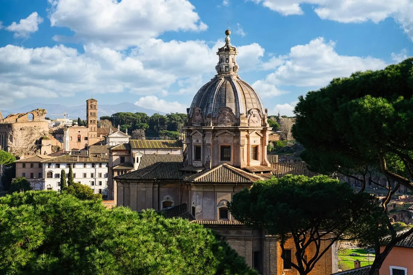 Panoramablick auf die Kirche Santi Luca e Martina im Forum Romanum