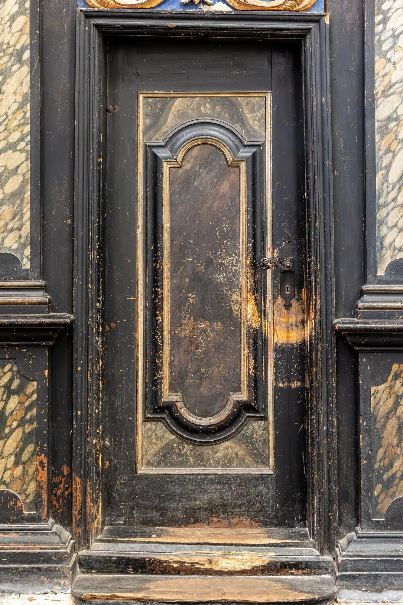 Vintage-Tür mit rustikaler Textur und antikem Stil.